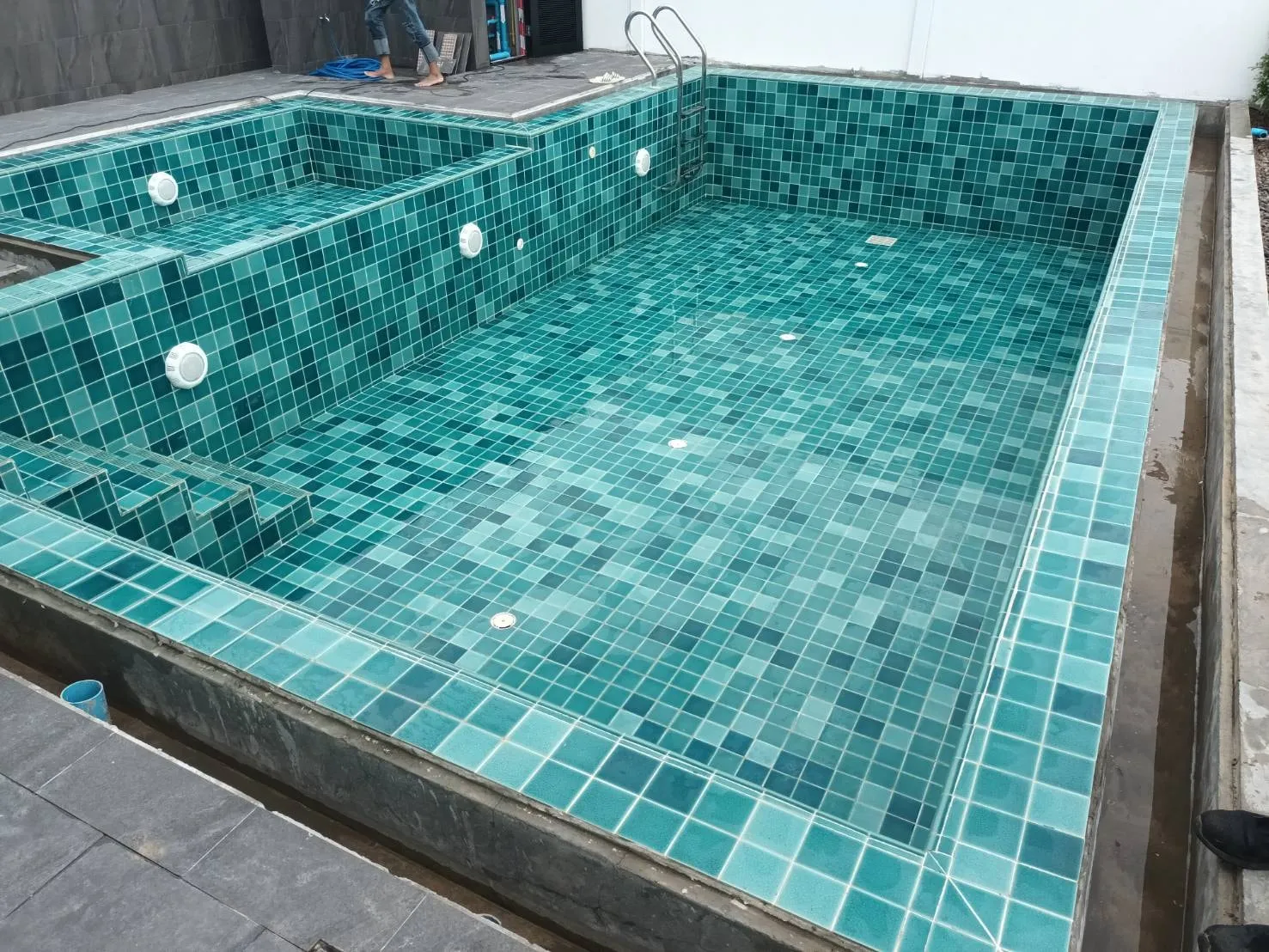 วิธีป้องกันและแก้ปัญหาตะไคร่น้ำในสระว่ายน้ำ