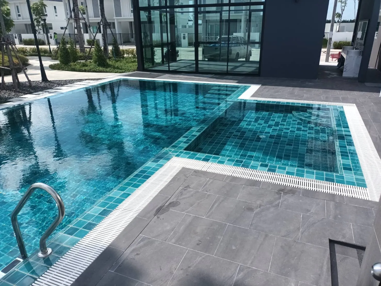 วิธีป้องกันและแก้ปัญหาตะไคร่น้ำในสระว่ายน้ำ