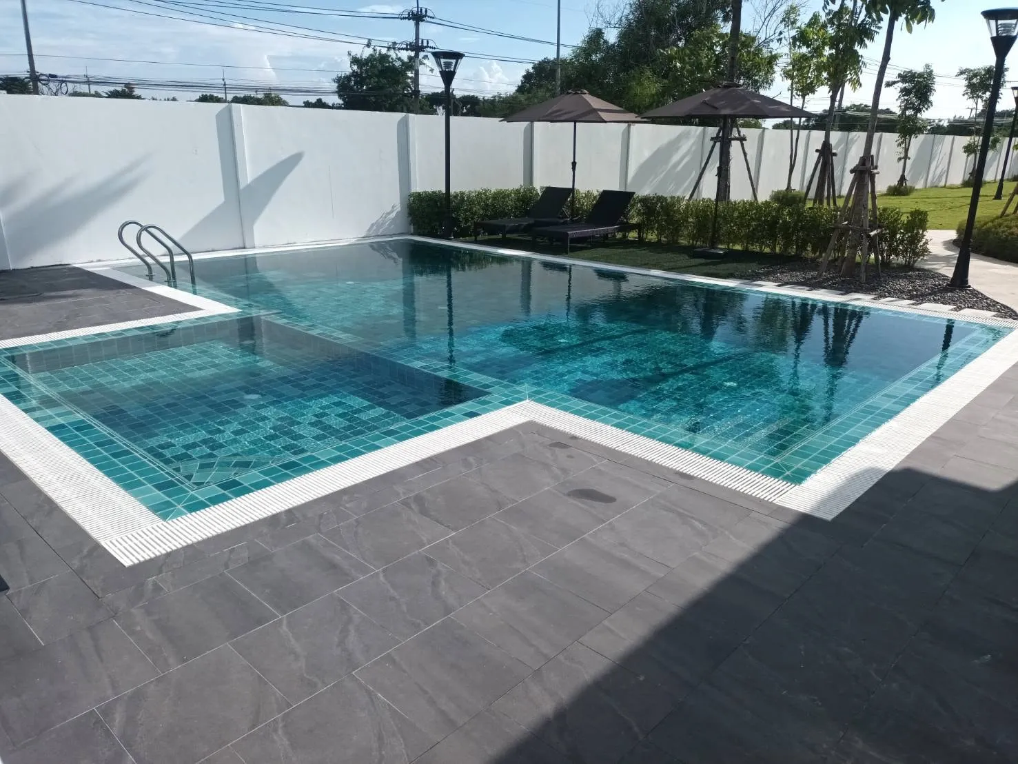 วิธีป้องกันและแก้ปัญหาตะไคร่น้ำในสระว่ายน้ำ