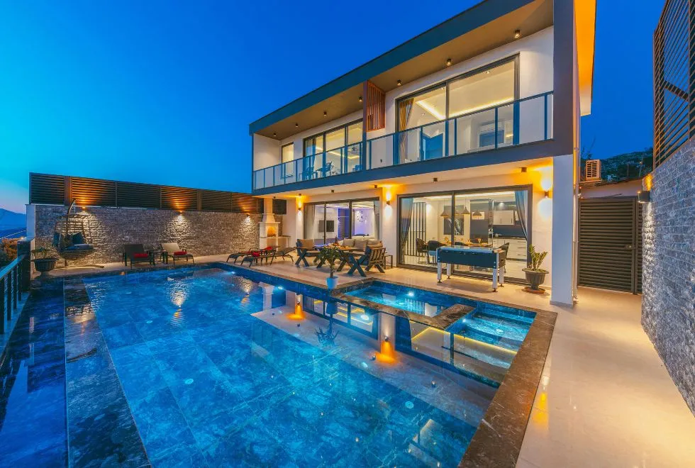 วิธีป้องกันและแก้ปัญหาตะไคร่น้ำในสระว่ายน้ำ