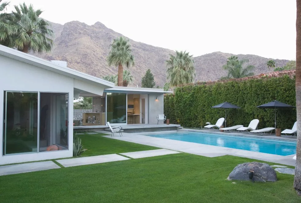 วิธีป้องกันและแก้ปัญหาตะไคร่น้ำในสระว่ายน้ำ