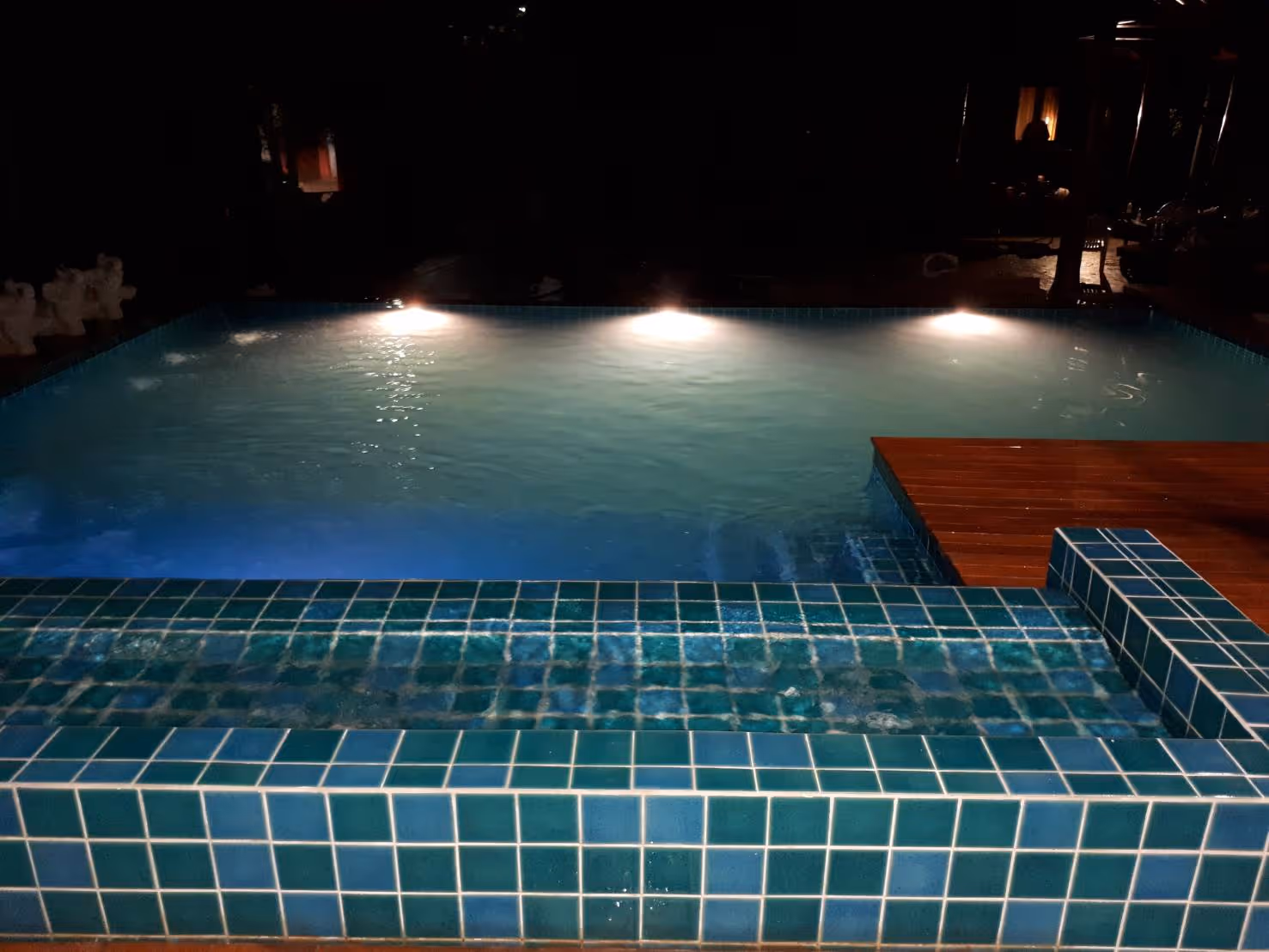 Tcp pool รับสร้างสระว่ายน้ำคอนกรีต บ้านคุณจุ๋ม ประชาอุทิศ 55