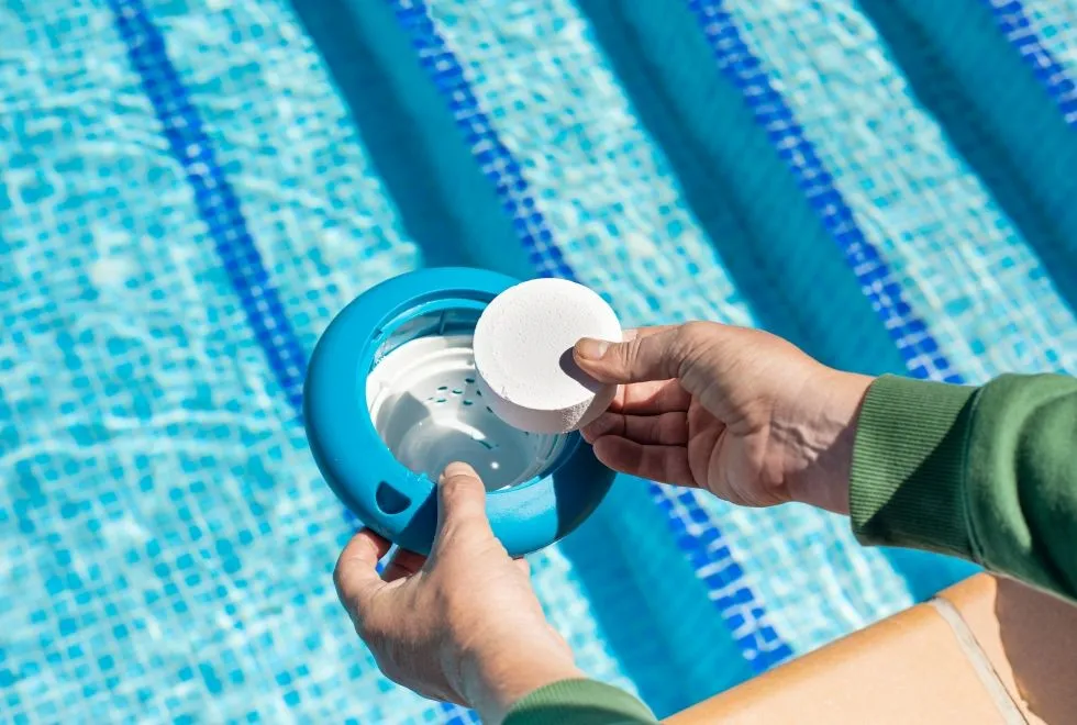 วิธีป้องกันและแก้ปัญหาตะไคร่น้ำในสระว่ายน้ำ