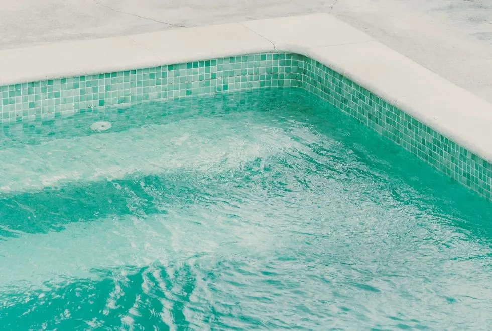 วิธีป้องกันและแก้ปัญหาตะไคร่น้ำในสระว่ายน้ำ