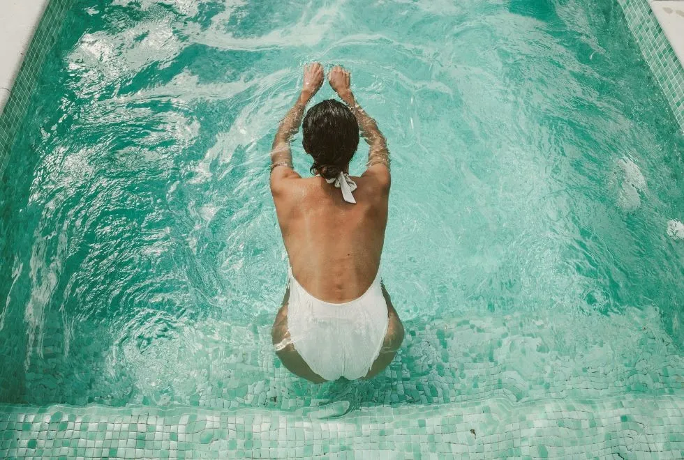 วิธีป้องกันและแก้ปัญหาตะไคร่น้ำในสระว่ายน้ำ